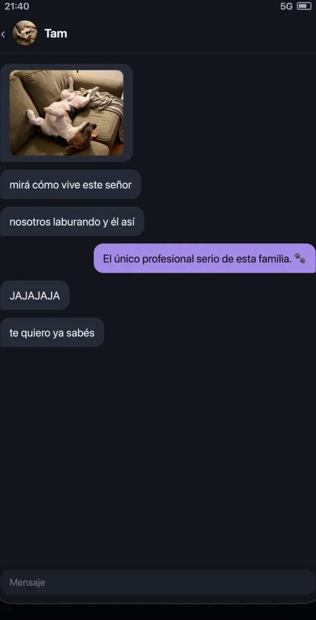 Un hilo de mensajes con Tam, con una foto del perro y chistes.